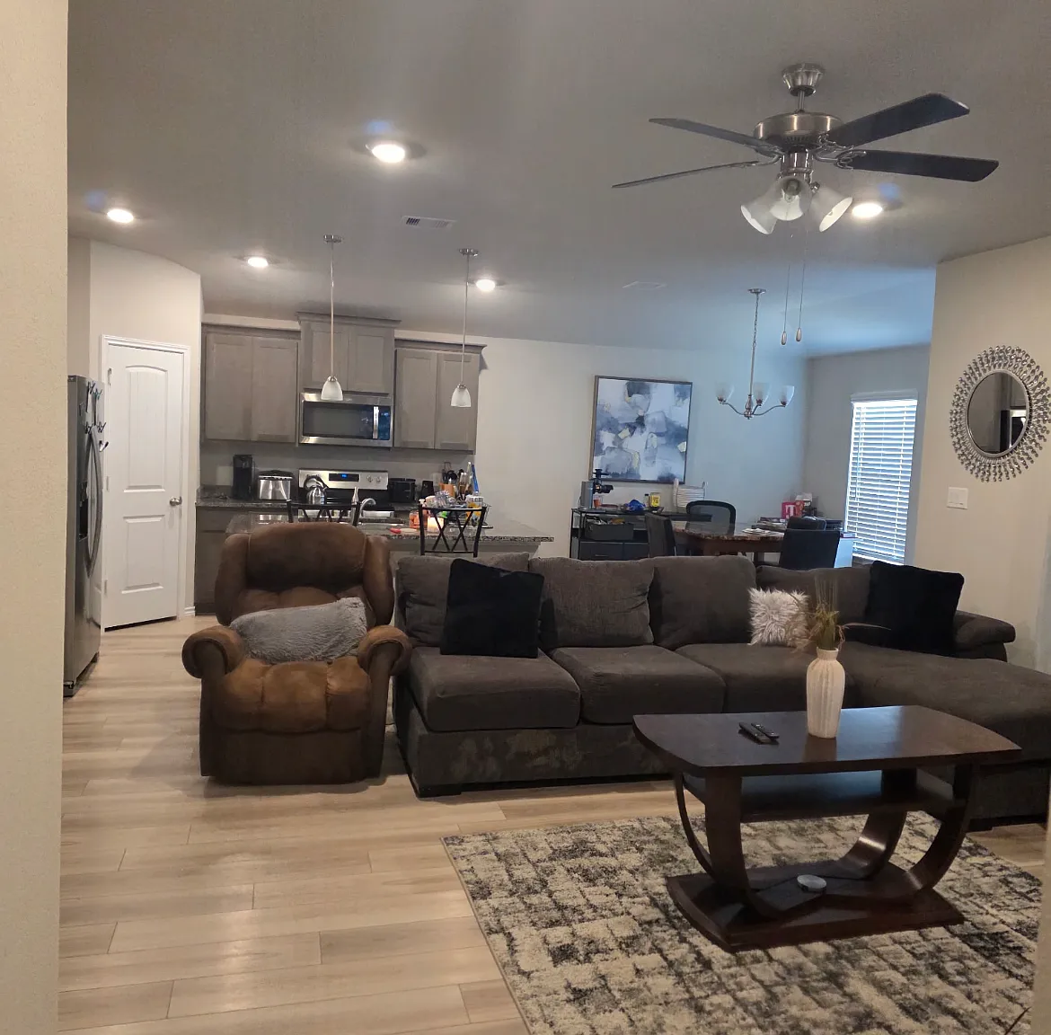 3 bed, 1370 sqft, $2,300 — Photo 3