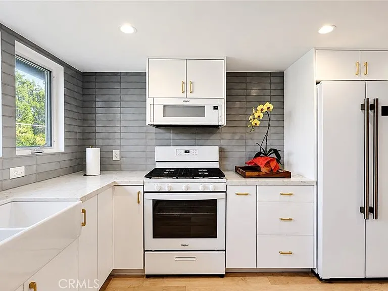 2338 Riverside Dr — Photo 2