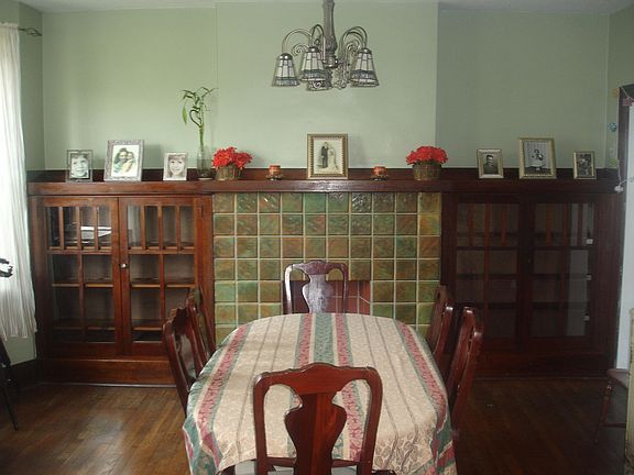 Dinningroom w/built-ins