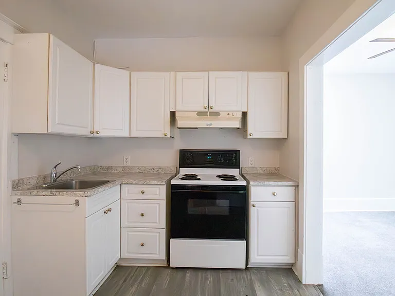 595 King St #10 — Photo 2