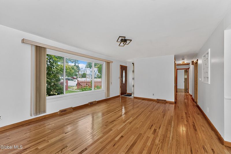 5th image of 37 Marwill Street