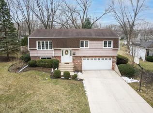 1280 Kent Ct, Wheaton, IL 60189