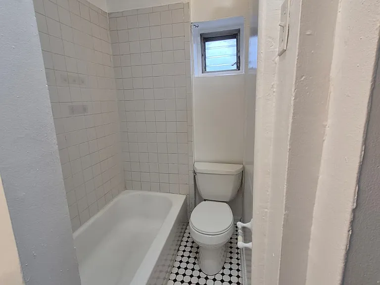 2219 S Oakley Ave #1F — Photo 10