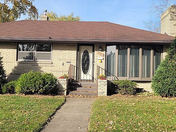 3rd image of 321 Emerson Ave W