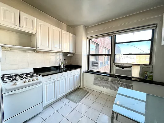 Rented by E Realty International Corp | media 6