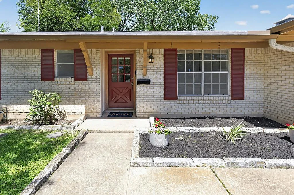 4 bed, 2.0 bath, 1518 sqft, $2,400 — Photo 3