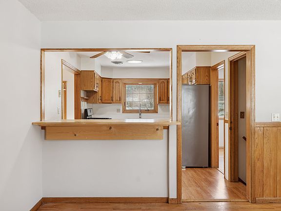 5th image of 2712 Yosemite Ave S