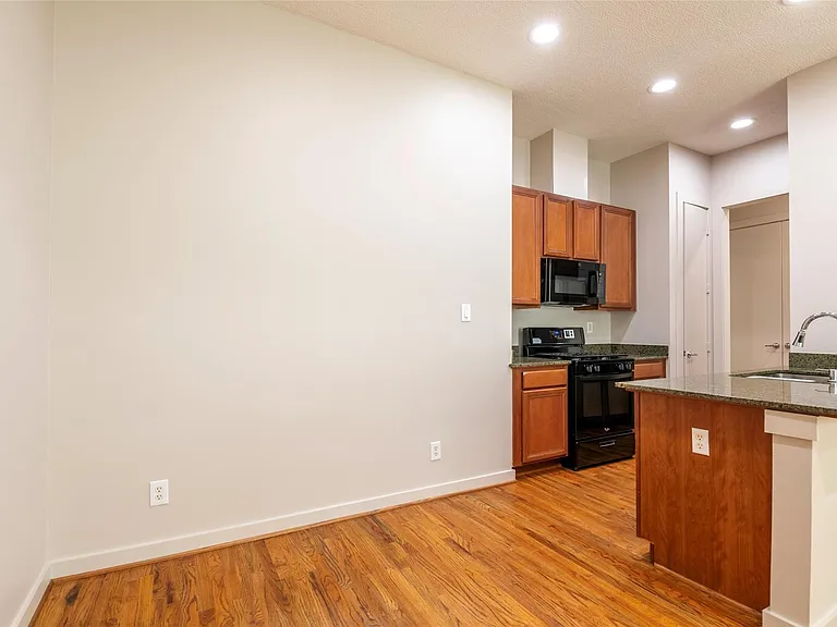 4040 Center St — Photo 7