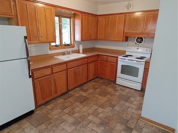 4th image of 18200 Adams Dr