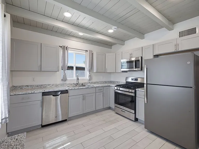 1220 N Catalina Ave — Photo 10