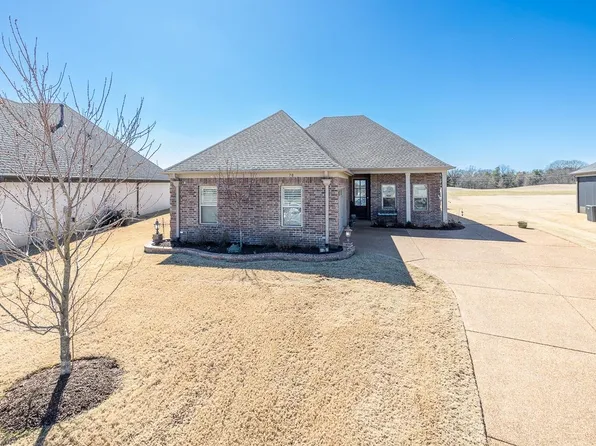 70 Saint Andrews Dr, Oakland, TN 38060