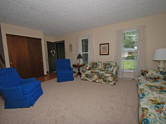 4th image of 569 Susan Ave
