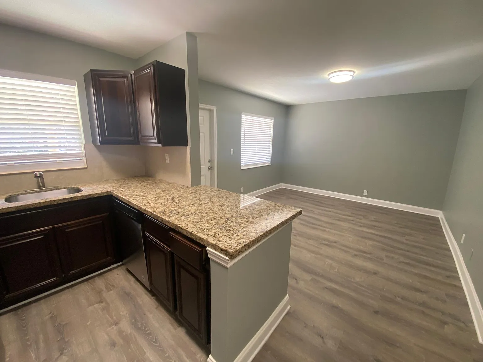 2 bed, 5732 sqft, $1,850 — Photo 4