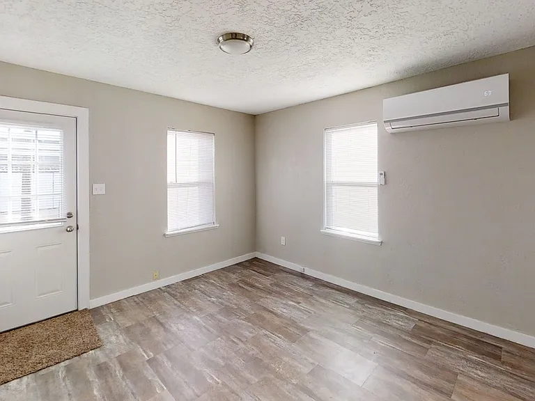 1305 E Brazos St — Photo 3