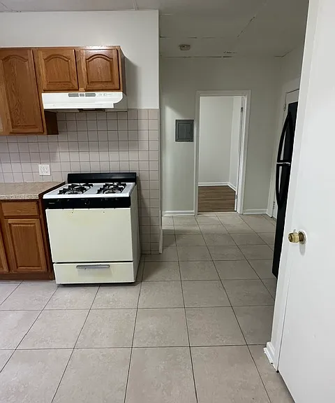 137 Center St #17 — Photo 2
