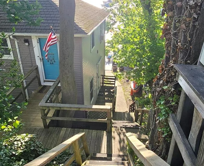 147 Woodbine Ave — Photo 2