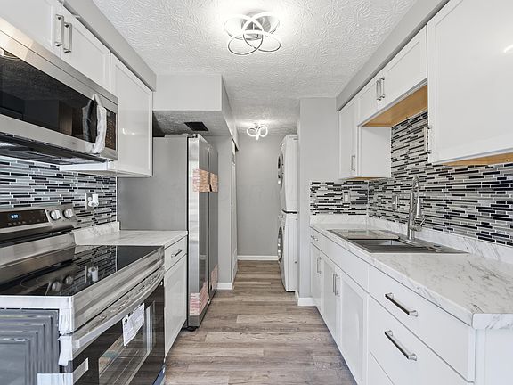 4th image of 2467 Burgandy Ln #C