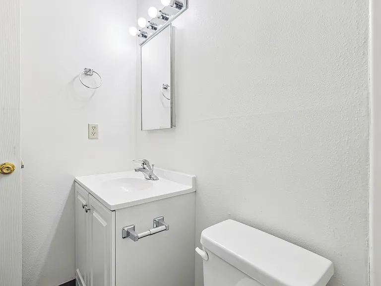 The Oaks Apartments — Photo 10