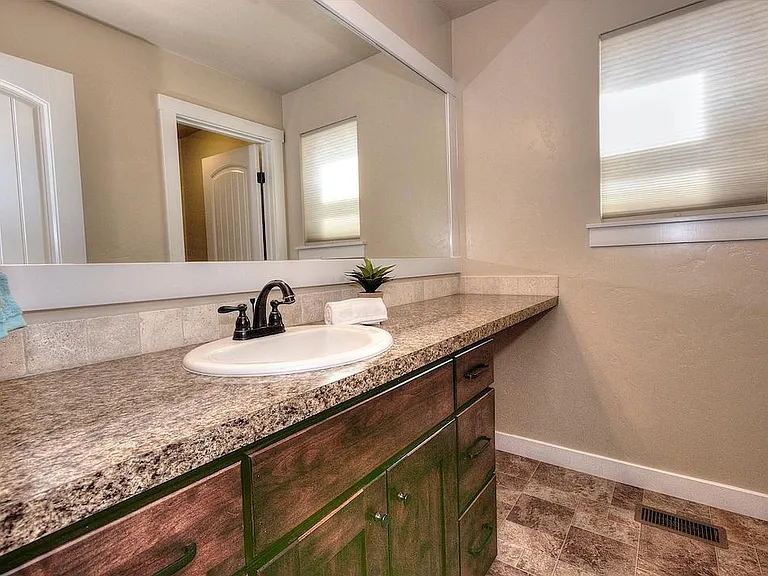 1365 E Yucca Cyn — Photo 23
