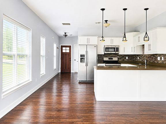 4th image of 1560 Raven Dr