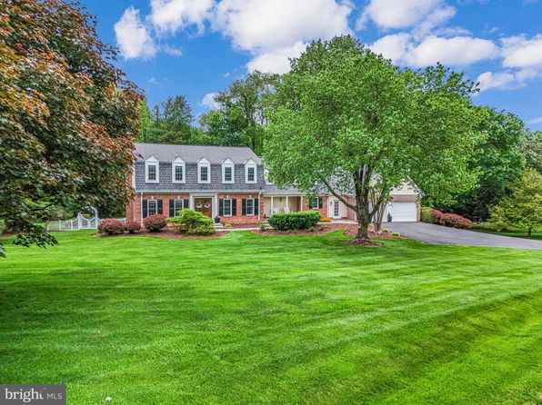 706 Crown Meadow Dr, Great Falls, VA 22066