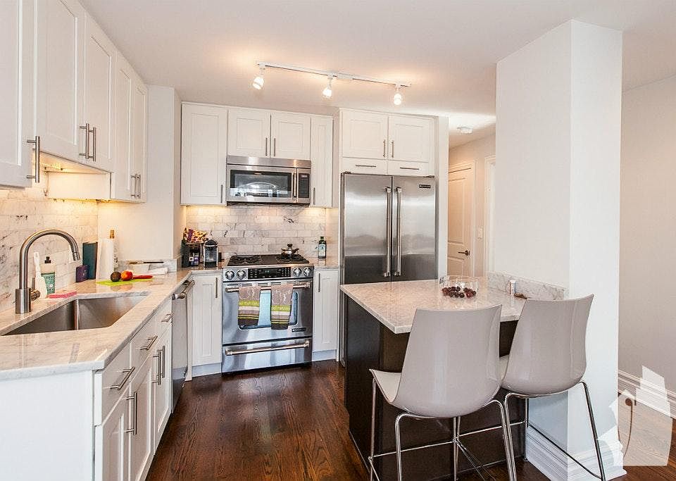 1st image of 250 E Chestnut St #17193