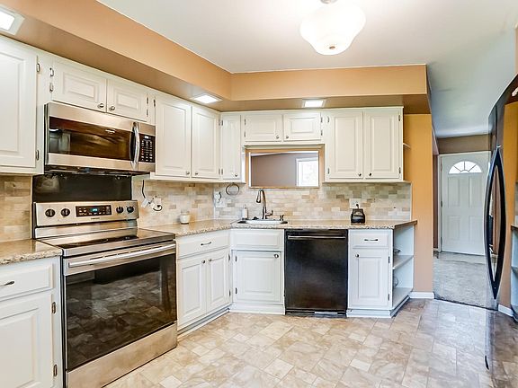 KITCHEN (OTHER ANGLE)