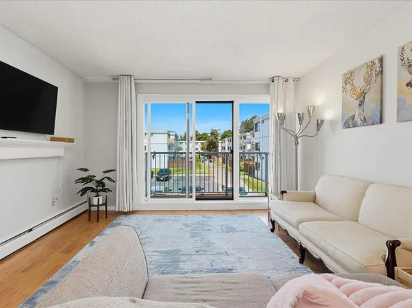 7240 Lindsay Rd #205, Richmond, BC V7C 2P5