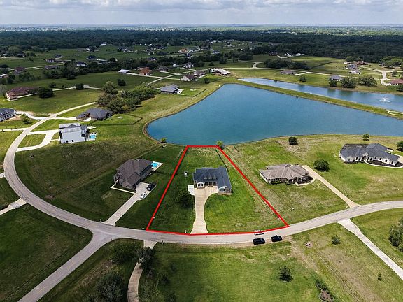 3rd image of 803 Lily Ln