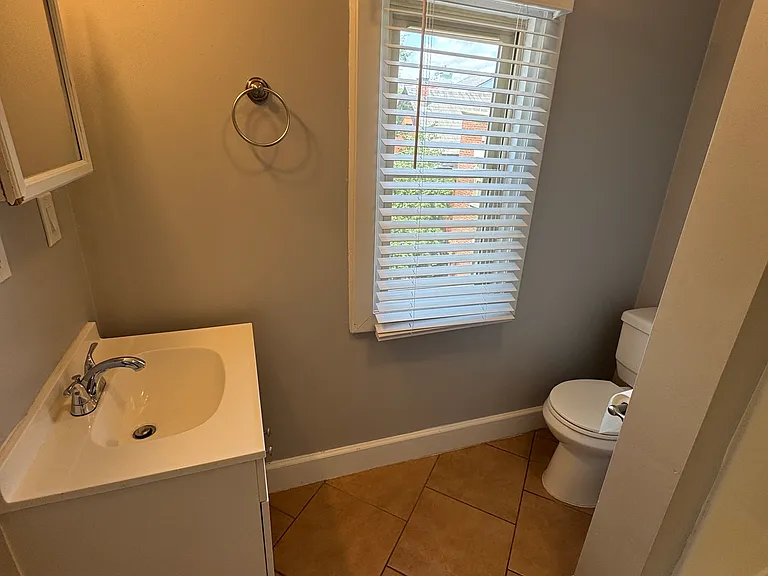 313 W 6th St #5 — Photo 14