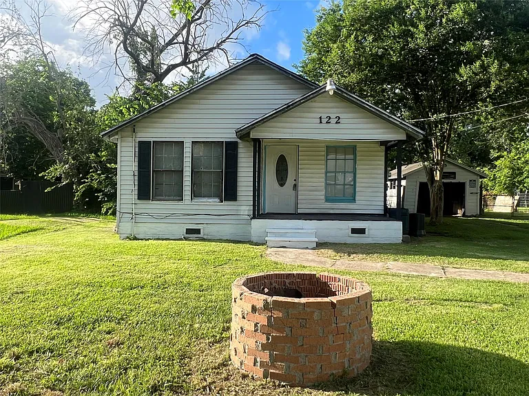 122 W Pecan Ln — Photo 1