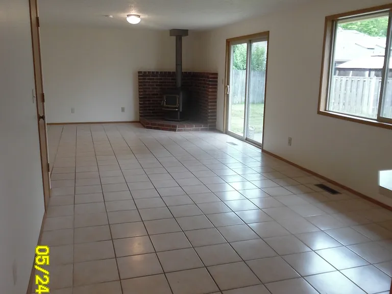 745 SE Alethea Way — Photo 3