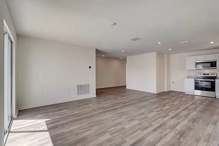 3 bed, 1263 sqft, $2,000 — Photo 4