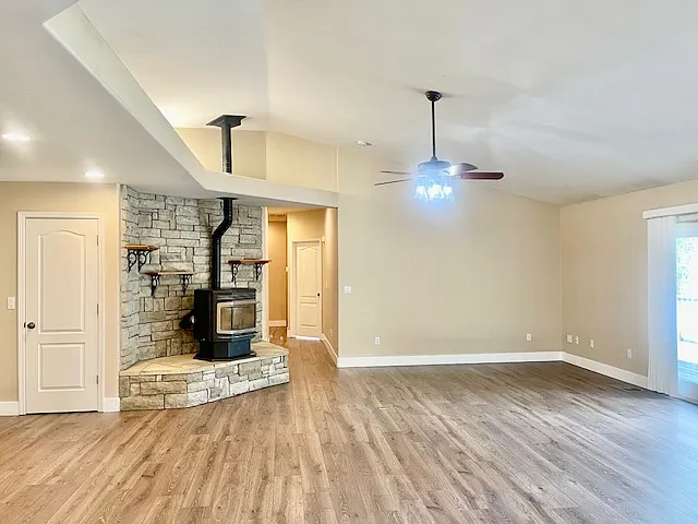 858 Evergreen Ln — Photo 10