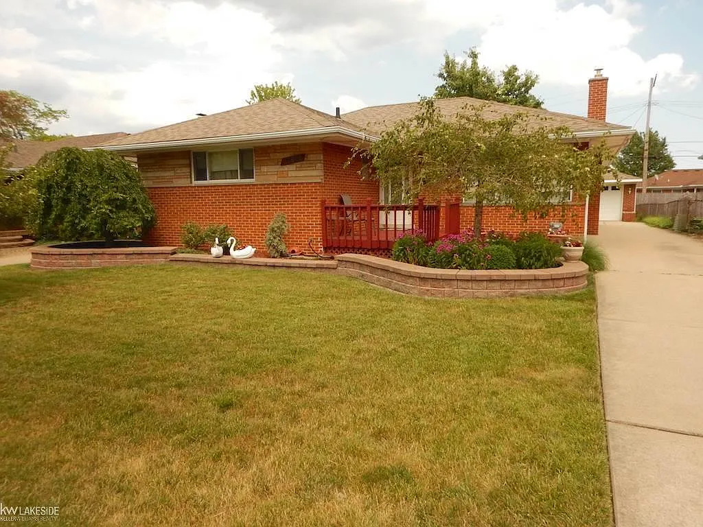 24860 Roxana Ave photo 1