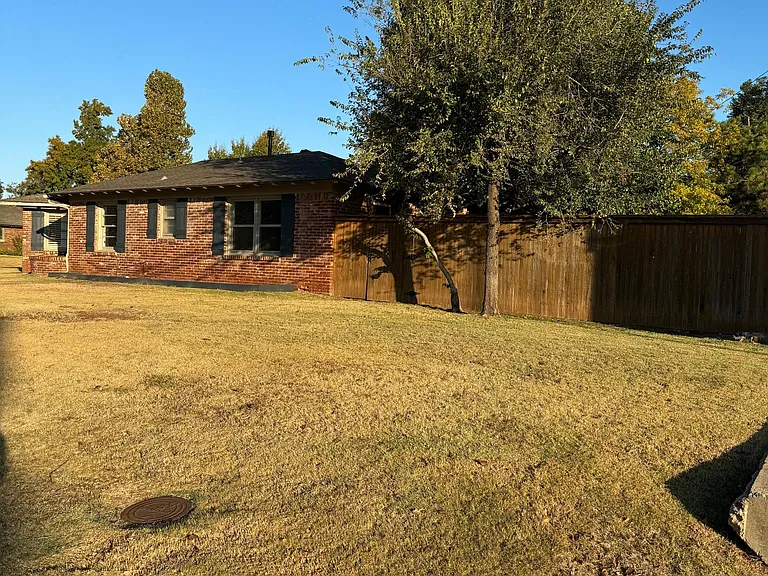 2125 Belleview Dr — Photo 3
