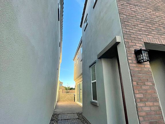 2nd image of 1531 E Dublin St