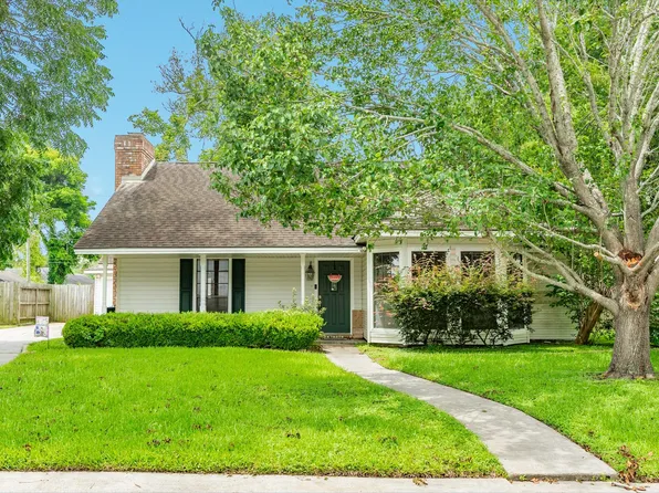 107 Mistletoe St, Lake Jackson, TX 77566