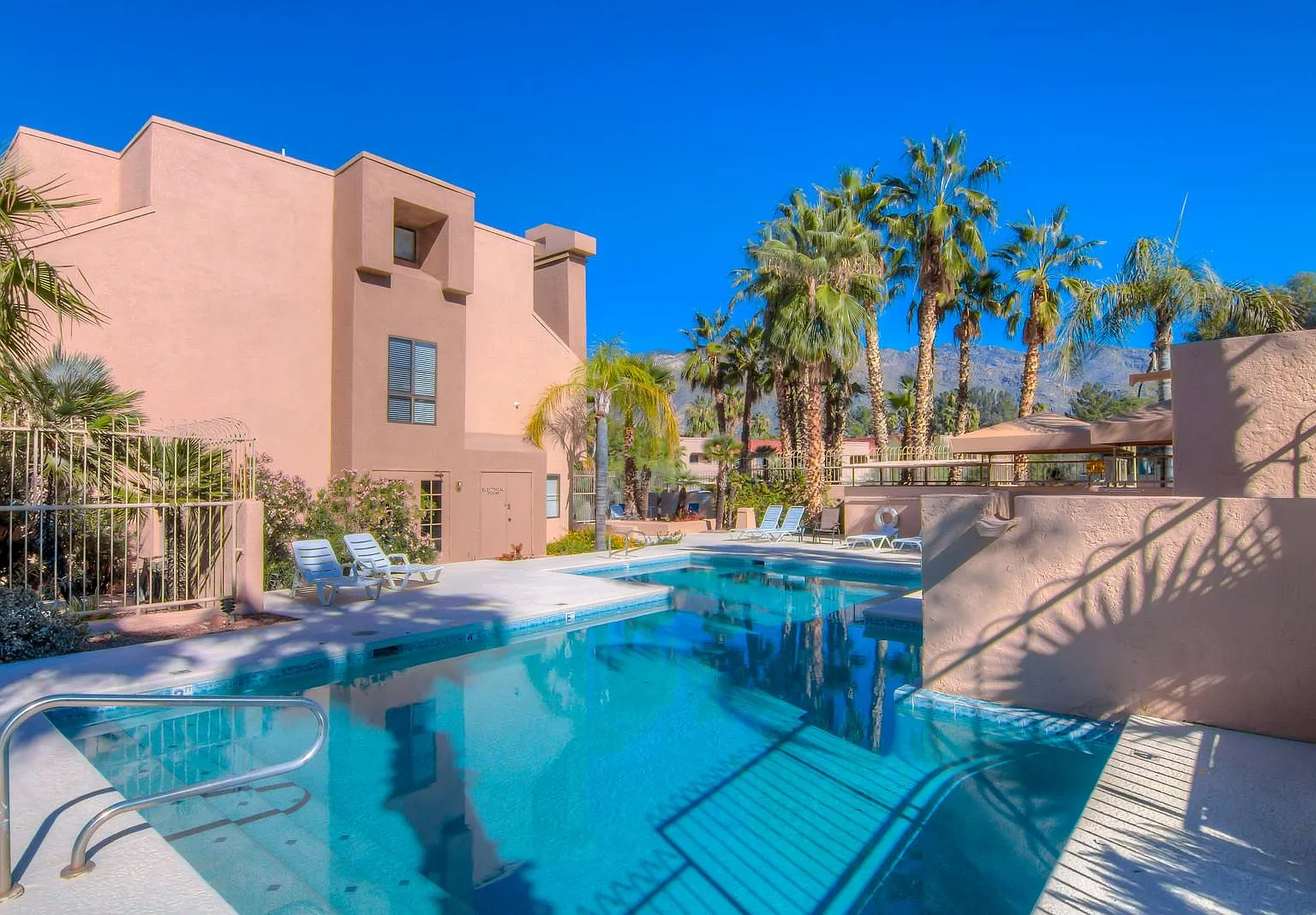 5675 N Camino Esplendora — Photo 1