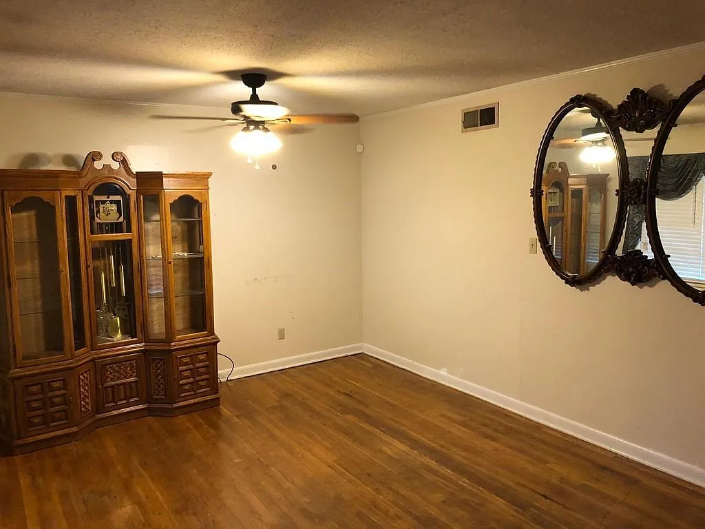 915 Eisenhower Dr — Photo 2