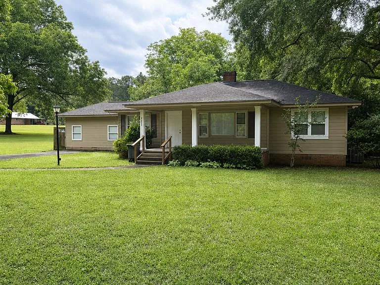 111 E Belmont Dr — Photo 2