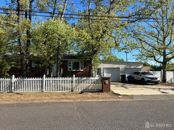 24 Kensington Ave, Old Bridge, NJ 08857