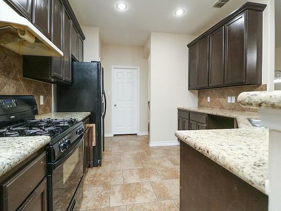 5th image of 325 Silver Leaf Oak Dr