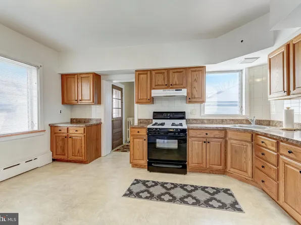 357 E County Line Rd, Ardmore, PA 19003