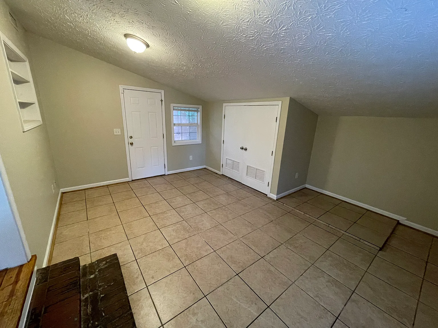 3 bed, 1.5 bath, 1512 sqft, $1,200 — Photo 2