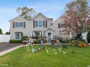22 Poplar St, Massapequa, NY 11758