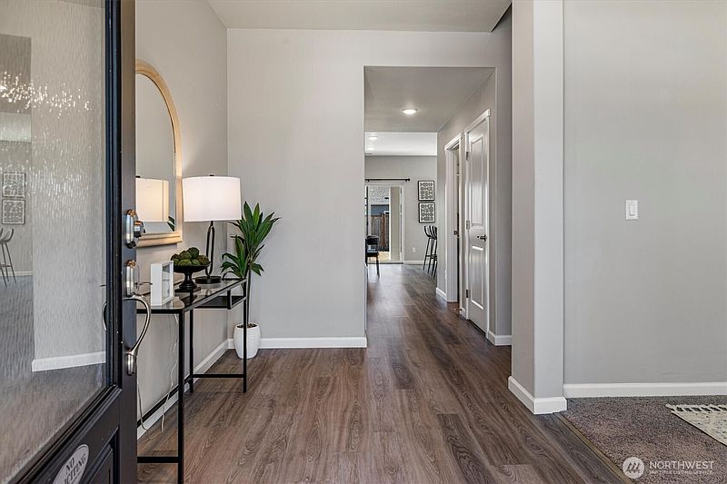 4th image of 515 Clark Avenue