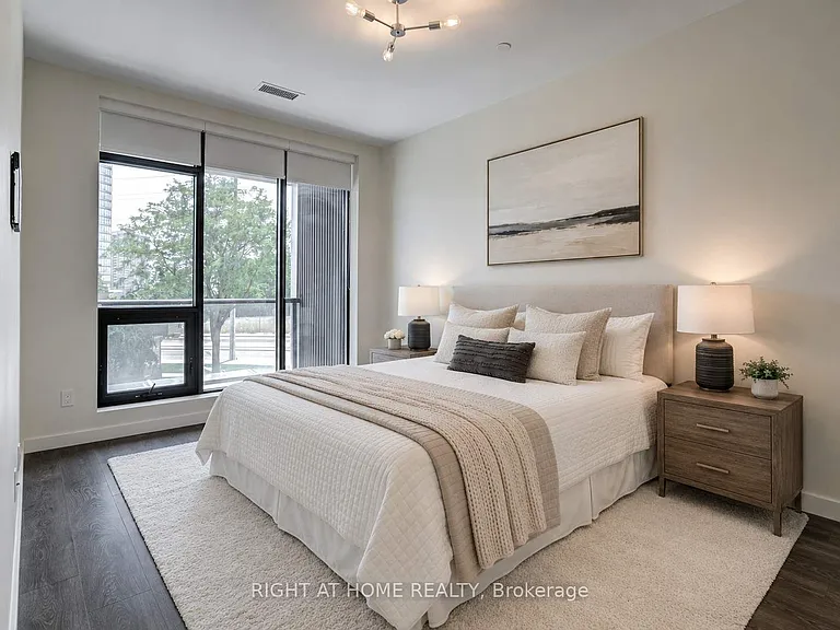 690 King St W #411 — Photo 4