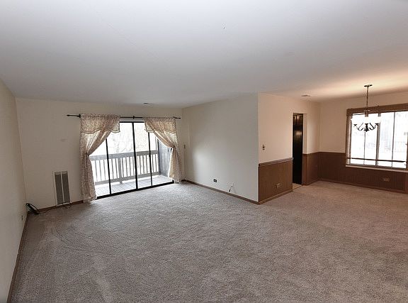 5th image of 924 Surrey Dr APT 2A