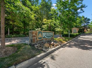 22180 River Pines Dr, Farmington, MI 48335